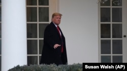 Ամերիկայի Միացյալ Նահանգներ, ԱՄՆ նախագահ Դոնալդ Թրամփը քայլում է Սպիտակ տան մոտ, Վաշինգտոն, 13 հունվարի, 2020թ.
