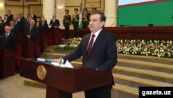 Şavkat Mirziyoyev Özbəkistan Konstitusiyası və Qurana əl basaraq and içib