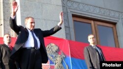 Armenia - Opposition leader Levon Ter-Petrosian greets thousands of supporters rallying in Yerevan, 9Sep2011.