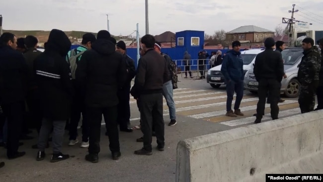 Таджикские мигранты на казахско-узбекской границе, 16 марта 2020 года
