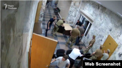 НАБУ опублікувало відео прориву до будівлі бюро
