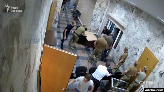 НАБУ опубликовало видео прорыва в здание бюро