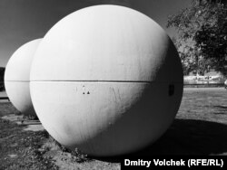 Клас Олденбург установил в Эйндховене гигантские кегли, в Канзас-сити – гигантские воланы, а в Мюнстере, на берегу озера Аа – огромные бильярдные шары