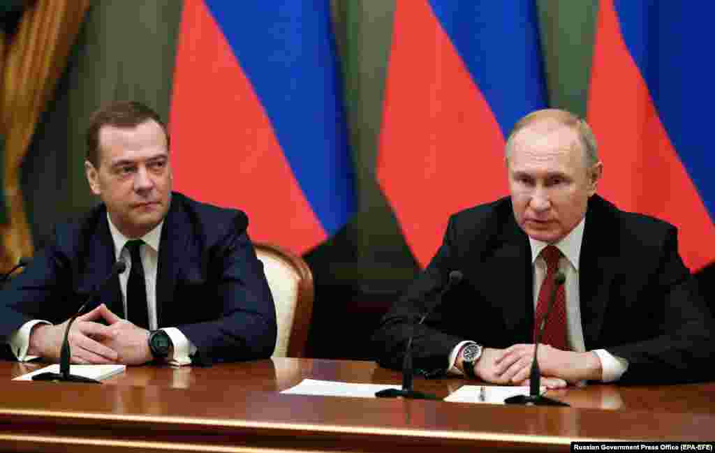 Путін і Медведєв зустрічаються з членами уряду в Москві, 15 січня 2020 року. Путін під час щорічного звернення до Федеральних зборів закликав провести референдуму щодо суттєвих змін до Конституції, які розширять повноваження парламенту до закінчення його терміну в 2024 році. Годиною пізніше Медведєв і його уряд подали у відставку.