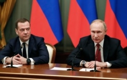 Ресей президенті Владимир Путин (оң жақта) мен премьер-министр Дмитрий Медведев үкімет мүшелерімен жиын өткізіп отыр. Мәскеу, 15 қаңтар 2020 жыл.