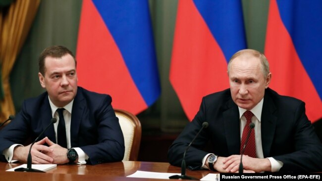 Baş nazir Dmitry Medvedev (solda) və prezident Vladimir Putin