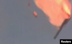 Видеокадр, показывающий как после взрыва ракета-носитель «Протон-М» начала падать на землю. Байконур, 2 июля 2013 года.