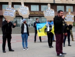 Активісти в Запоріжжі підняли плакати-«долоні» з питаннями до президента Зеленського