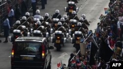 Policia diuke e përcjellë arkivolin me trupin e pajetë të Nelson Mandelës