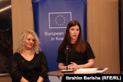 Gazetaret e Radios Evropa e Lirë, Sandra Cvetkoviq (majtas) dhe Doruntina Baliu, gjatë fjalimit pasi u shpërblyen nga Bashkimi Evropian për gazetari hulumtuese.