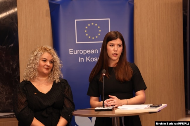 Gazetaret e Radios Evropa e Lirë, Sandra Cvetkoviq (majtas) dhe Doruntina Baliu, gjatë fjalimit pasi u shpërblyen nga Bashkimi Evropian për gazetari hulumtuese.