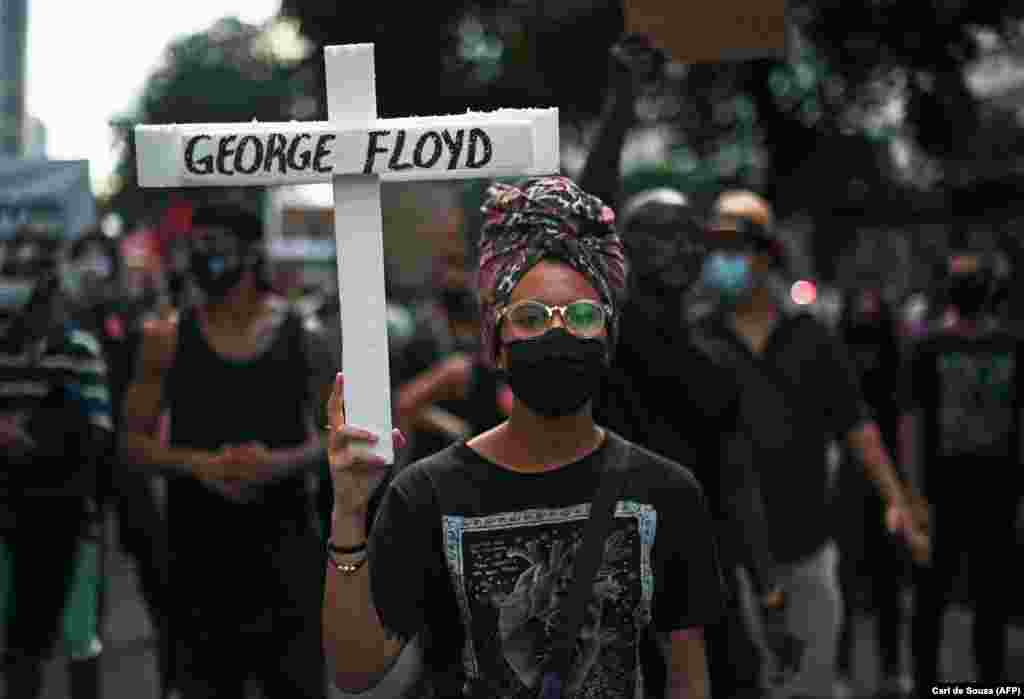 Un protest la Rio de Janeiro, Brazilia, în timpul căruia s-a scandat și împotriva actualului președinte Jair Bolsonaro, 7 iunie 2020.