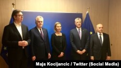 Razgovori u Briselu: Aleksandar Vučić, Tomislav Nikolić, Federica Mogherini, Hašim Tači i Isa Mustafa