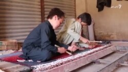 عابد نظري جوزجان کې د غالیو د بیا ترمیم حرفه ژوندۍ ساتلې