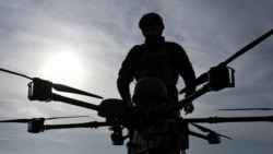 Военнослужащий 422-го отдельного полка беспилотных систем Сухопутных войск ВСУ на полигоне возле тяжелого ударного дрона. Запорожская область, 23 марта 2026 года