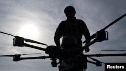 Военнослужащий 422-го отдельного полка беспилотных систем Сухопутных войск ВСУ на полигоне возле тяжелого ударного дрона. Запорожская область, 23 марта 2026 года