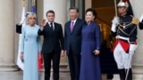رئیس‌جمهوران چین و فرانسه و همسران‌شان قبل از ضیافت رسمی شام در فرانسه