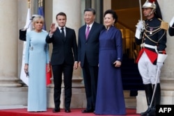 Президенти Франції і Китаю з дружинами. париж, 6 травня 2024 року