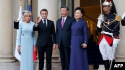 საფრანგეთის პრეზიდენტი ემანუელ მაკრონი (მარცხნიდან მეორე) და ჩინეთის ლიდერი სი ძინპინი (მარჯვნიდან მეორე) მეუღლეებთან ერთად. პარიზი, 6 მაისი, 2024. 