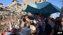 Պաղեստինցիները սնունդ են գնում, Ռաֆահ, Գազայի հատված, ապրիլ, 2024թ.
