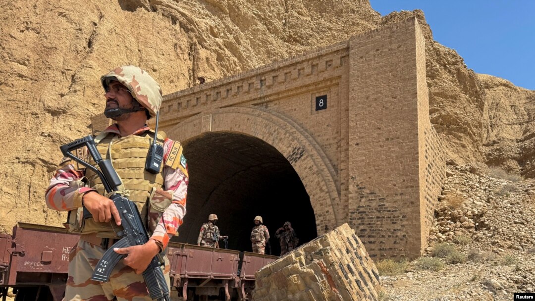 Пакистанські солдати 15 березня стоять біля тунелю в Белуджистані, де бойовики раніше атакували потяг. Останніми роками в прикордонних регіонах Пакистану поблизу Афганістану спостерігається сплеск насильства