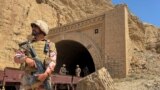 Pakistan esgeri separatist jeňçileriň ýolagçy otlusyna hüjüm eden ýerinde garawulçylyk edýär. 
