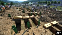 Pripreme za ukop žrtava genocida u Srebrenici