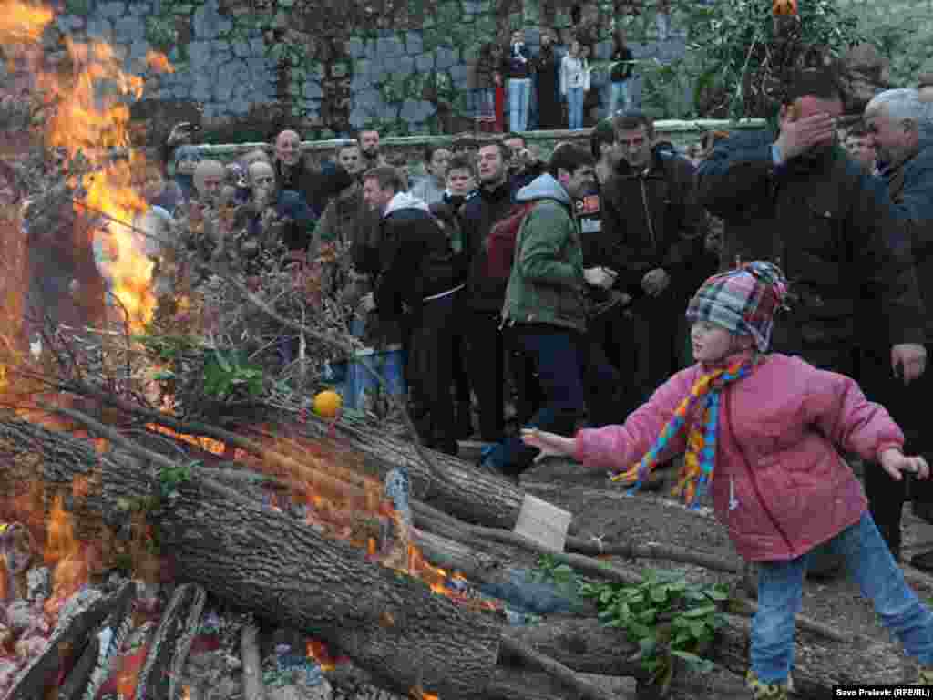 Crna Gora - Nalaganje badnjaka, 06.01.2012. Foto: RSE / Savo Prelević 