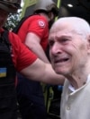 Житель Слов’янська Володимир під наглядом лікарів вирушає в евакуацію, організовану гуманітарною місією «Проліска»