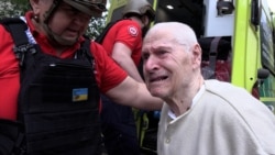 Житель Слов’янська Володимир під наглядом лікарів вирушає в евакуацію, організовану гуманітарною місією «Проліска»