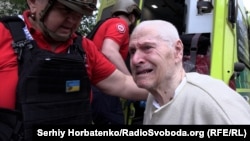 Житель Слов’янська Володимир під наглядом лікарів вирушає в евакуацію, організовану гуманітарною місією «Проліска»