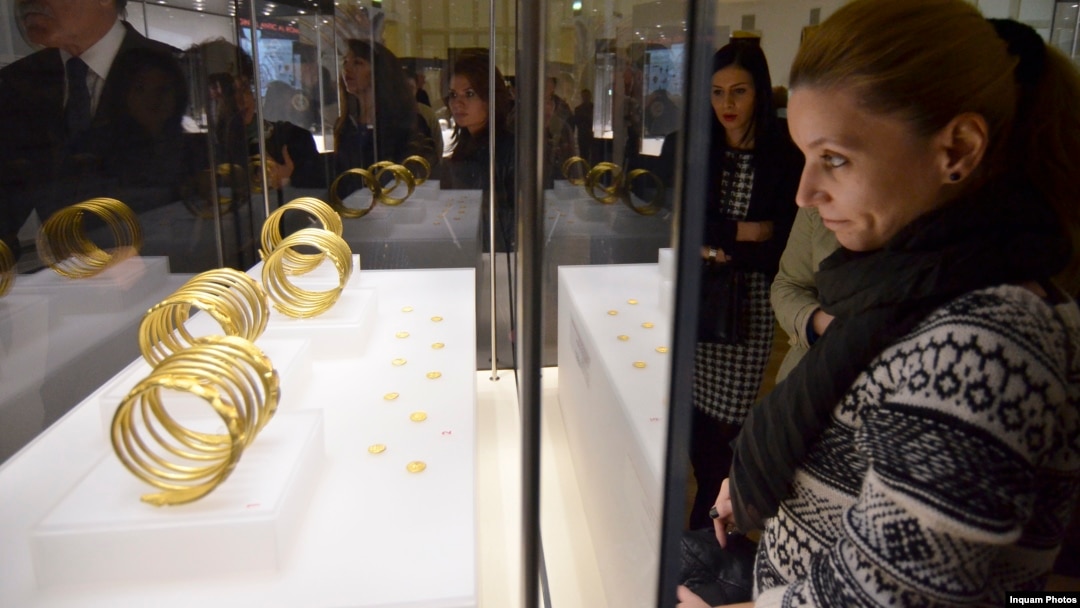 Brățări dacice expuse la o expoziție de la Craiova din noiembrie 2015. 