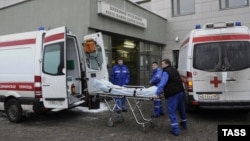 Paramedics remove the body of mob boss Aslan Usoyan, who was gunned down as he left a Moscow restaurant.