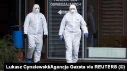 Медики в защитных костюмах в госпитале в Познани