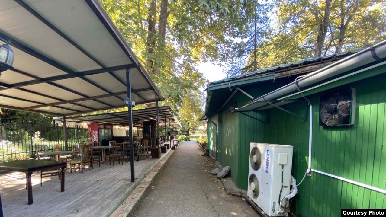 Платформи за кафулиња за кои граѓаните велат дека се нелегално изградени.