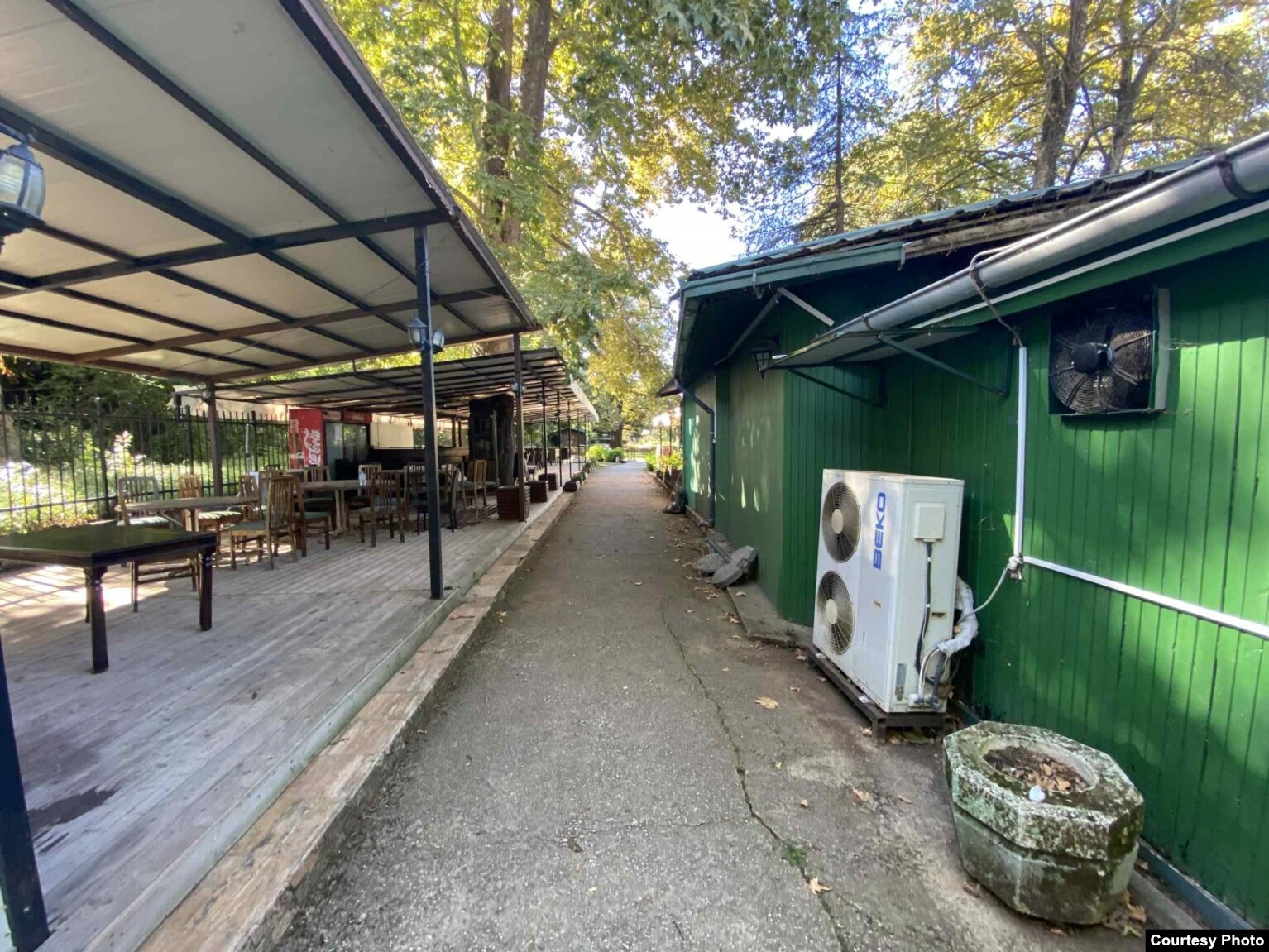 Terrasë e një kafeneje, që sipas qytetarëve, është e ndërtuar pa leje.