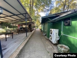 Terrasë e një kafeneje, që sipas qytetarëve, është e ndërtuar pa leje.