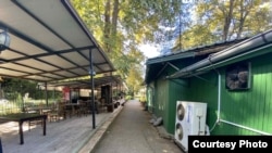 Платформи за кафулиња за кои граѓаните велат дека се нелегално изградени.