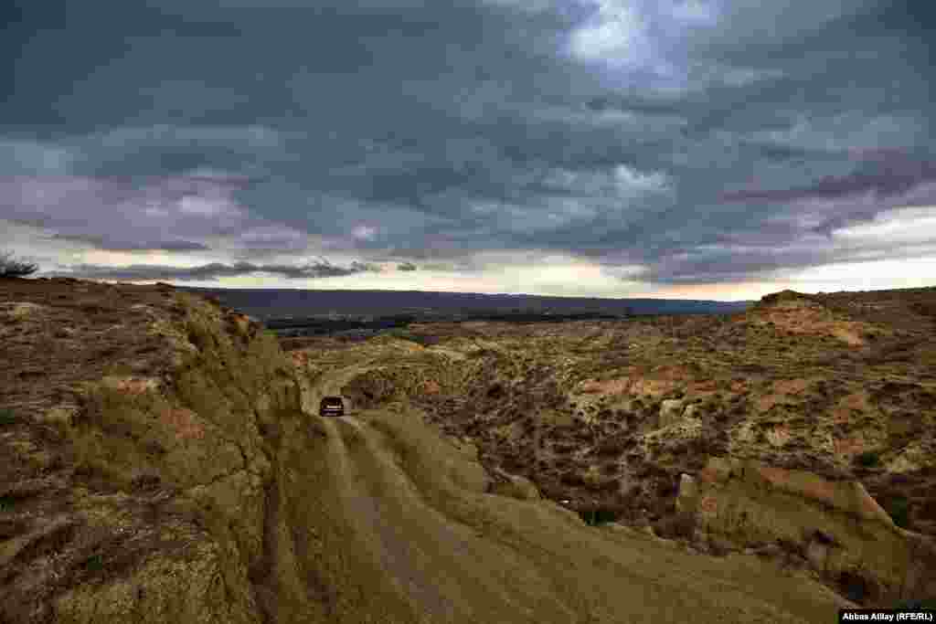 Tovuzun Girzan kəndinə gedən narahat yol. 