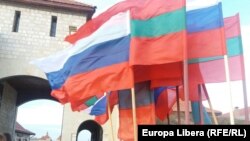 Drapele ale Rusiei și regiunii separatiste transnistrene, la Cetatea Tighina