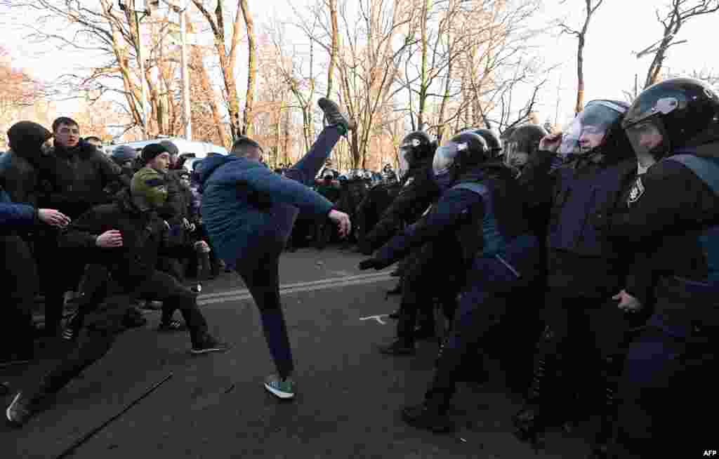 26 осіб затримали, 19 постраждалих звернулися до медиків під час сутичок біля Ради між противниками (билися переважно представники &laquo;Національних дружин&raquo; та &laquo;Національного корпусу&raquo;) ринку землі та силовиками. Київ, 17 грудня 2019 року