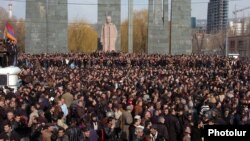 Armenia - Thousands of supporters of opposition leader Levon Ter-Petrosian demonstrate at a major street intersection in Yerevan, 1Mar2008.