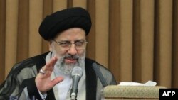 به تازگی بیش از ۲۲۰ نماینده مجلس شورای اسلامی در نامه‌ای خطاب به ابراهیم رئیسی، خواستار نامزدی او در انتخابات شدند.