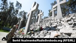 Ілюстрацыйнае фота. Падчас ушанаваньня памяці ахвяраў палітычных рэпрэсій на тэрыторыі нацыянальнага гісторыка-мэмарыяльнага запаведніка «Быкаўнянскія магілы». Быкоўня, 19 траўня 2019 году