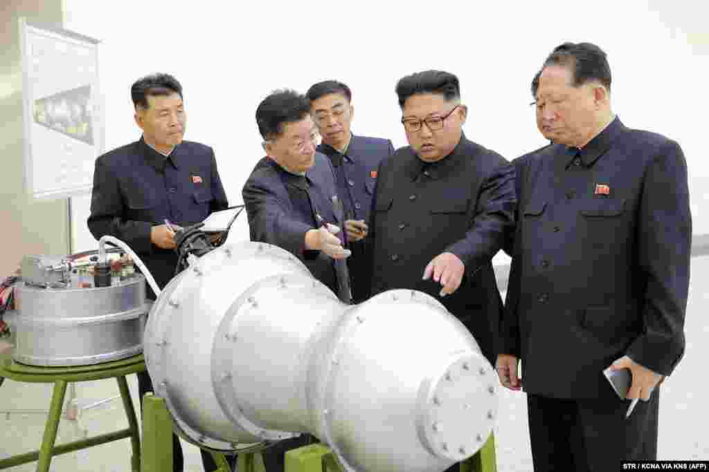 СЕВЕРНА КОРЕЈА - Северна Кореја би требало да им зададе разорен удар на оние кои ѝ наметнуваат санкции за да обезбеди економијата на земјата да биде силна, изјавил севернокорејскиот лидер Ким Јонг Ун, јави севернокорејската агенција КЦНА.