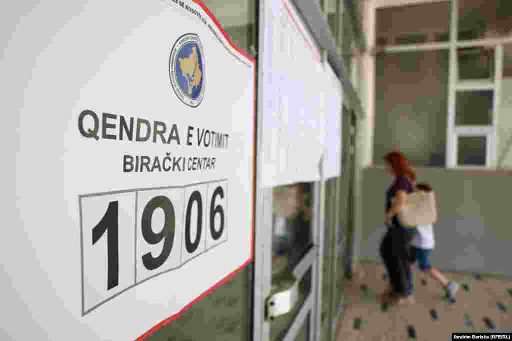 Oznaka s brojem biračkog mjesta u Prištini za prijevremene parlamentarne izbore, 7. juna 2026.