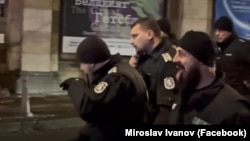 СДВР ще проверява дали изплезеният език на един от полицаите (вдясно на преден план) към протестиращи срещу Бюджет 2026 е "провокативно действие", за което трябва да бъде наказан.