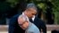 Presidenti amerikan, Barack Obama, vendos kurora lulesh në memorialin në Hiroshimë, 27 maj 2016