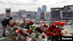 Virágok a kiégett koncertterem közelében 2024. március 26-án Moszkva külvárosában