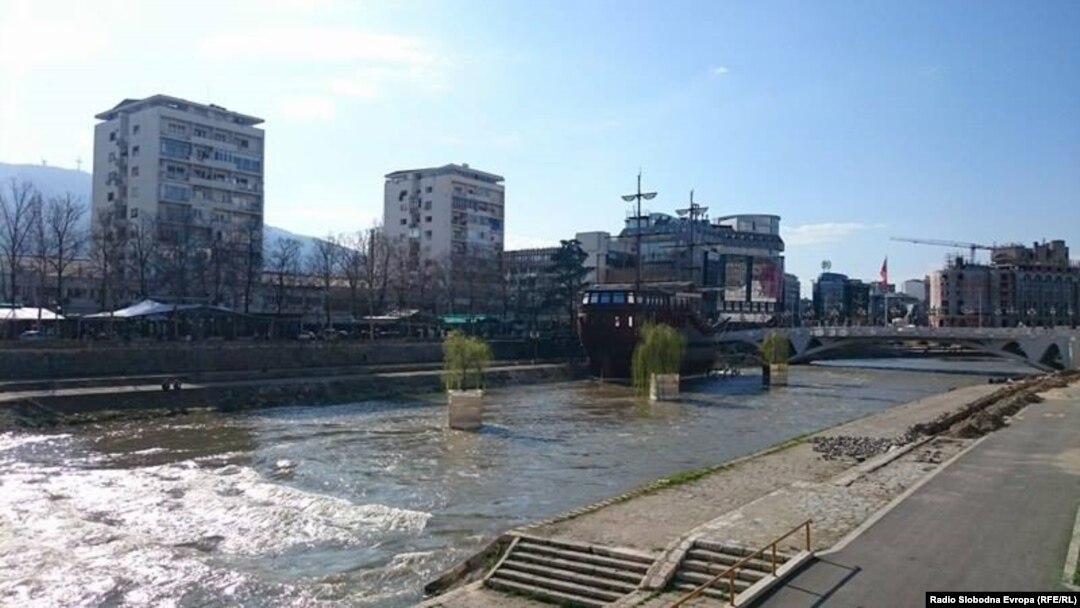 Кејот на Вардар.